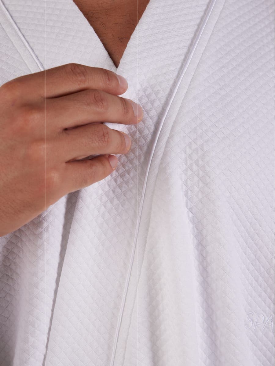 Detalle del cuello de una bata de hotel