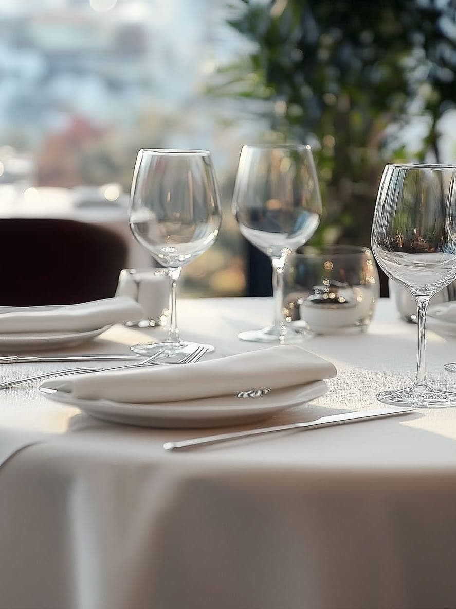 Mesa de restaurante vestida con mantel blanco